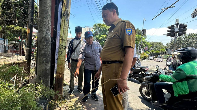 Kepala Dinas Komunikasi dan Informatika Pemkot Bandung, Yayan Ahmad Brilyana, saat melakukan peninjauan kabel yang melintang di Jalan Kopo-Jalan Peta pada Senin (26/2/2024). Foto: Dok. Istimewa