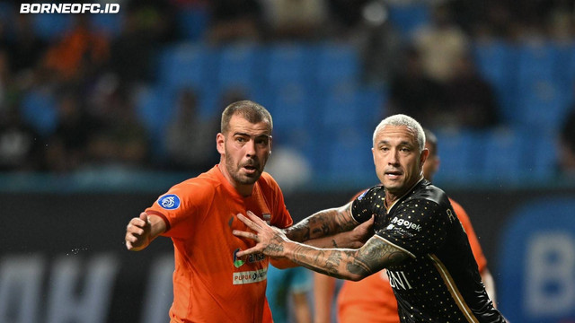 Wiljan Pluim duel dengan Radja Nainggolan saat Borneo FC vs Bhayangkara FC dalam laga pekan ke-26 Liga 1 2023/24 di Stadion Batakan, Balikpapan, pada Senin (26/2) malam WIB. Foto: X @BorneoSMR