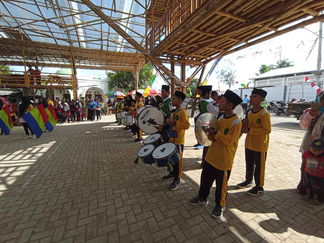 Penampilan Grup Drumband MTs Al-Islam di Wisata Bojong Tirta Indah