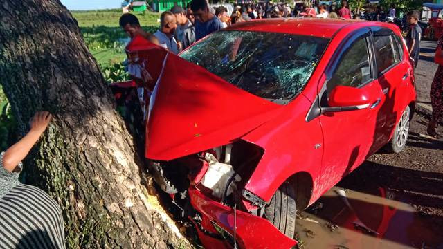 Kendaraan roda empat yang menabrak sepeda motor di ruas jalan AKD Desa Langagon, Kabupaten Bolmong, Sulawesi Utara. Akibatnya, tiga orang meninggal yakni seorang ibu beserta dua anaknya yang masih bayi dan balita.