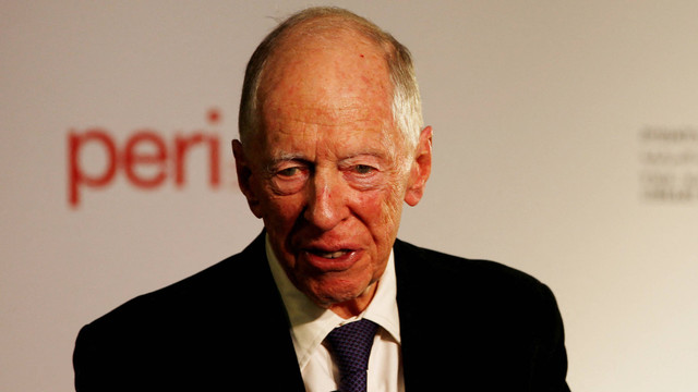 Lord Jacob Rothschild berbicara di sebuah acara yang menandai penandatanganan perjanjian antara perpustakaan negara Israel dan Rusia di Yerusalem 7 November 2017. Foto: REUTERS/Ronen Zvulun