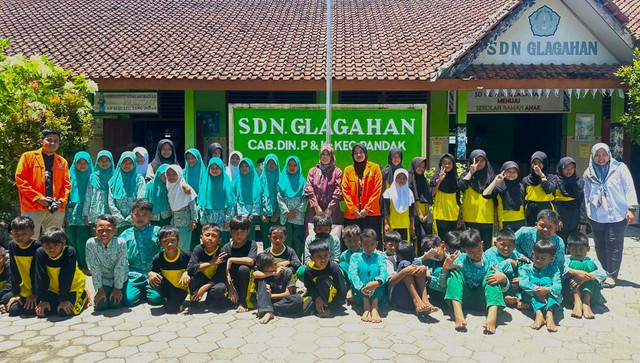 KKN Universitas Ahmad Dahlan (UAD) edukasi siswa SD N Glagahan pelajari pemilahan sampah (Dok. Istimewa)