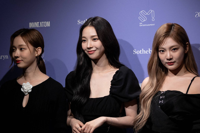 Anggota grup K-Pop wanita Aespa Winter (kiri), Karina (tengah) dan Ningning, berpose saat acara peluncuran koleksi NFT mereka di Sotheby's di New York, pada 14 Oktober 2022. Foto: Yuki Iwamura/AFP