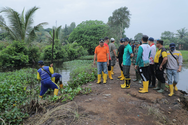 Pj Wali Kota Palembang, Ratu Dewa, bersama jajaran dan masyarakat saat melakukan gotong royong membersihkan lingkungan. (ist)