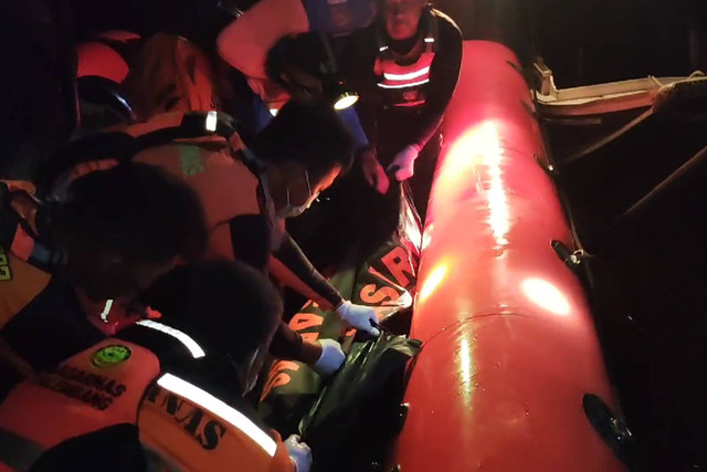 Tim SAR saat mengevakuasi korban, Foto : Dokumen Basarnas Palembang
