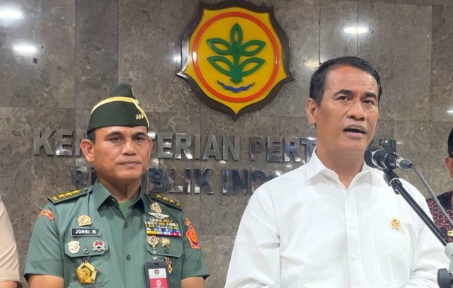 Menteri Pertanian (Mentan) Andi Amran Sulaiman dan Rektor Unhan Letjen TNI Jonni Mahroza di Kantor Kementan pada Selasa (27/2/2024). Foto: Widya Islamiati/kumparan