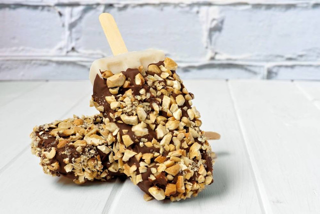 Ilustrasi es krim dengan cashew nut. Foto: Shutterstock