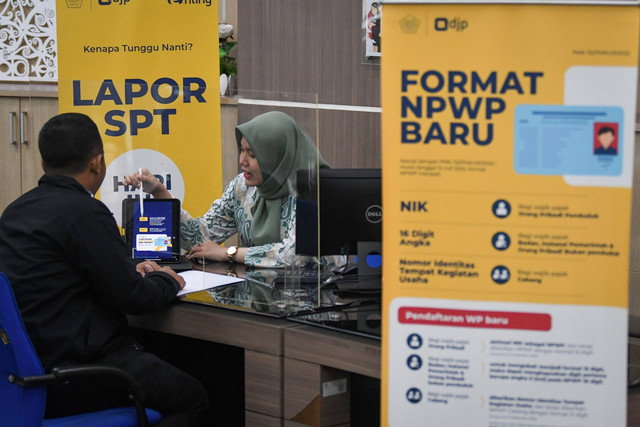 Petugas Direktorat Jenderal Pajak (DJP) memberikan informasi pemadanan Nomor Induk Kependudukan (NIK) menjadi Nomor Pokok Wajib Pajak (NPWP) kepada wajib pajak di salah satu Kantor Pelayanan Pajak (KPP) di Jakarta, Selasa (27/2/2024). Foto: Aditya Pradana Putra/Antara Foto