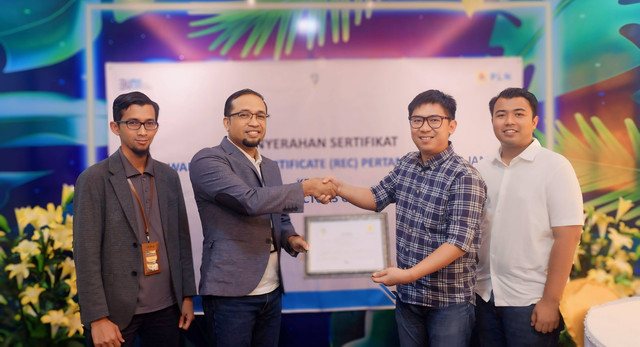 REC ini langsung diserahkan oleh Manager UP3 Jambi, Ediwan, kepada pihak UT Cabang Jambi. Foto: dok. PLN