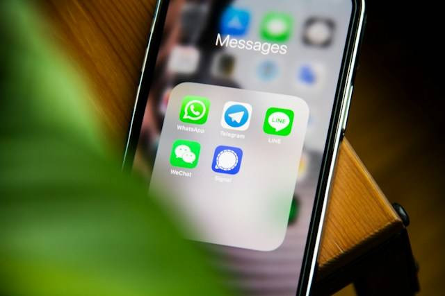 Cara Bersikap Dewasa dengan Pasangan Lewat Chat. Foto Hanya Ilustrasi. Sumber Foto: Unsplash.com/Adem AY