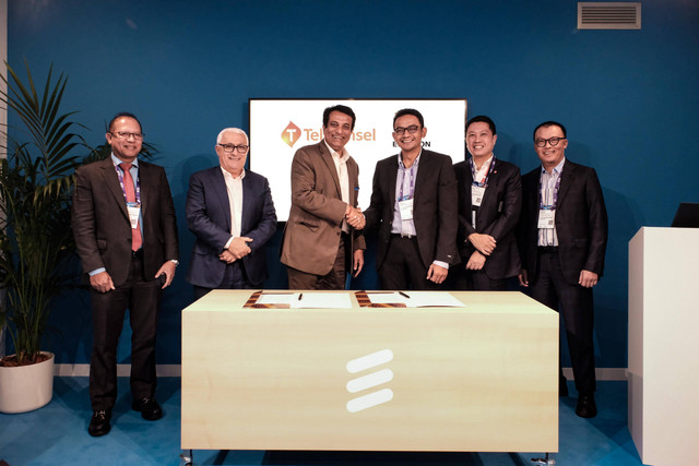 Para petinggi perusahaan Telkomsel dan Ericsson dalam acara Mobile World Congress 2024 di Barcelona, Spanyol, menandatangani kolaborasi mengaktifkan RAN Energy Efficiency pada perangkat radio Telkomsel agar bekerja lebih efisien energi saat menangani permintaan data yang tinggi tapi tetap menjaga kualitas jaringan. Foto: Telkomsel