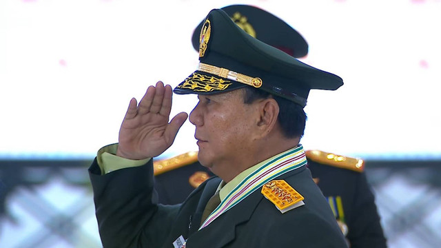 Presiden Jokowi menyematkan gelar Jenderal Kehormatan Bintang 4 kepada Menhan Prabowo Subianto, pada Rapim TNI-Polri di GOR Ahmad Yani, Mabes TNI, Cilangkap, Jakarta Timur, Rabu (28/2/2024). Foto: Youtube/Kemhan RI