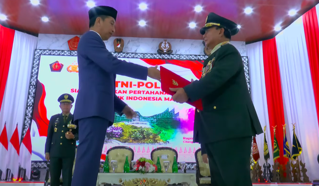 Presiden Jokowi menganugerahkan pangkat jenderal kehormatan kepada Menhan Prabowo di Mabes TNI Cilangkap, Rabu (28/2/2024). Foto: YouTube/KemhanRI