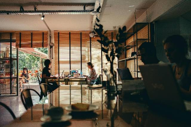 Ilustrasi Cafe dekat Gedung Sate (Bukan Gambar Sebenarnya). Sumber: Pexels|Helena Lopes