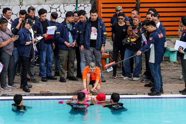 Tersangka Yudha Arfandi jalani rekonstruksi kasus kematian Raden Andante Khalif Pramudityo alias Dante anak dari Tamara Tyasmara di Kolam Renang Tirtamas, Jakarta, Rabu (28/2/2024). Foto: Iqbal Firdaus/kumparan