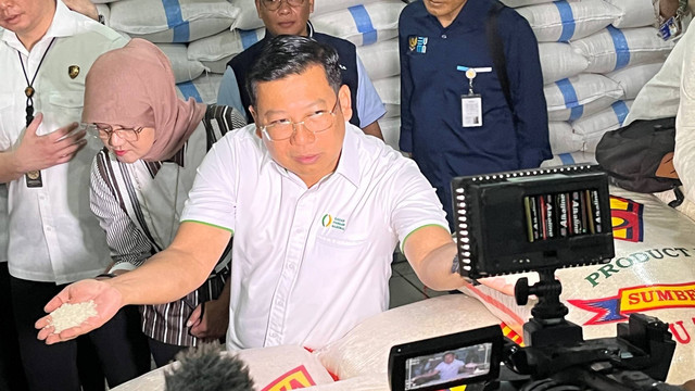 Kepala Badan Pangan Nasional (Bapanas) Arief Prasetyo Adi di Pasar Induk Beras Cipinang (PIBC), Jakarta pada Rabu (28/2/2023). Foto: Widya Islamiati/kumparan