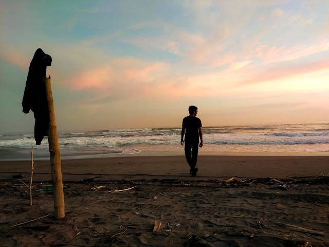 Pantai Barchan. Foto hanyalah ilustrasi, bukan tempat yang sebenarnya. Sumber: Unsplash/Ake Widyastomo