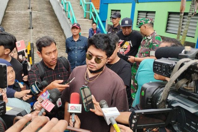 Angger Dimas dalam rekontruksi kematian putranya di Kolam Renang Tirta Mas, Pondok Kelapa Jakarta Timur, Rabu (28/2/2024). Foto: Giovanni/kumparan