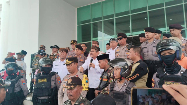 Ratusan anggota Banser datangi kantor Pemerintah Kabupaten (Pemkab) Pasuruan protes setelah adanya gelas 'Kopi Kapiten' bergambar wajah mantan Bupati Pasuruan, Irsyad Yusuf dicoret-coret, Rabu (28/2/2024). Foto: Dok. Istimewa