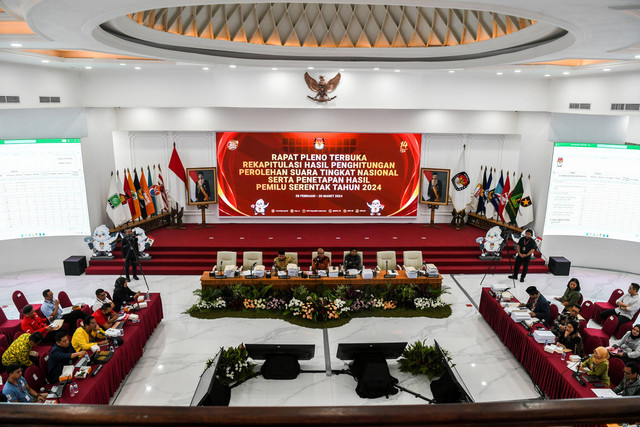 Ketua Komisi Pemilihan Umum (KPU) Hasyim Asy'ari (tengah) bersama Komisioner KPU Mochammad Afifuddin (kiri), Idham Holik (kanan) memimpin rapat pleno rekapitulasi penghitungan suara Pemilu 2024 tingkat nasional di Kantor KPU, Jakarta, Rabu (28/2). Foto: Galih Pradipta/Antara Foto