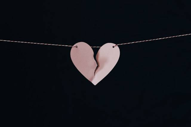 Ilustrasi Cara Mengikhlaskan Mantan. Foto: dok. Unsplash/Kelly Sikkema
