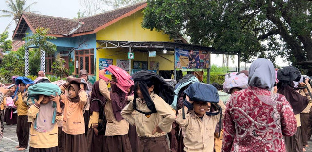Arsip penulis (dokumentasi kegiatan sosialisasi mitigasi bencana alam gempa bumi dan tsunami di SD N Trisik)
