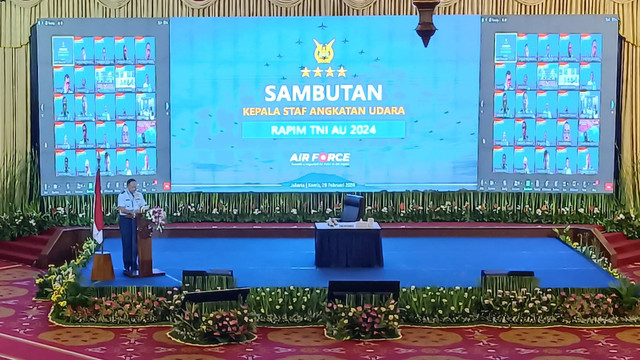 Kepala Staf TNI AU Marsekal TNI Fadjar Prasetyo menyampaikan sambutan dalam Rapat Pimpinan TNI AU 2024, di Gedung Puri Ardhya Garini Halim Perdanakusuma, Jakarta Timur, Kamis (29/2/2024). Foto: Fadhil Pramudya/kumparan