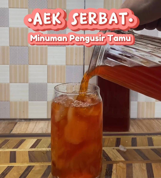 Aek Serbat atau air pengusir tamu, minuman khas masyarakat Melayu Kalbar yang terbuat dari rempah-rempah. Foto: Instagram @anak_mak_ngah