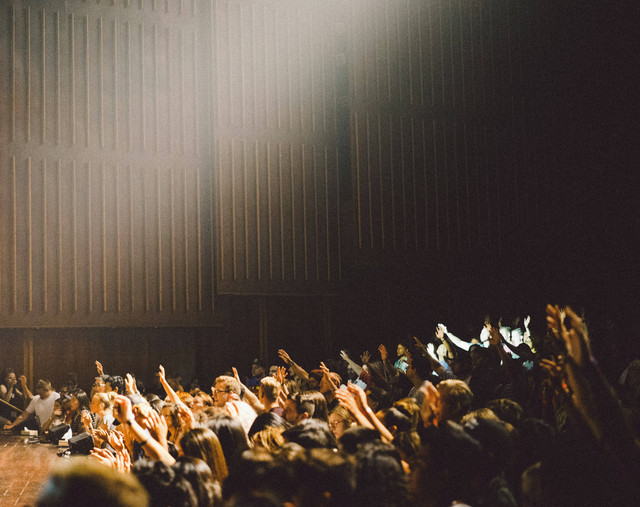 Harga Tiket Fan Meeting Yeo Jin Goo di Jakarta. foto hanya sebagai ilustrasi, bukan tempat sebenarnya. Sumber: Unsplash/Edwin Andrade.