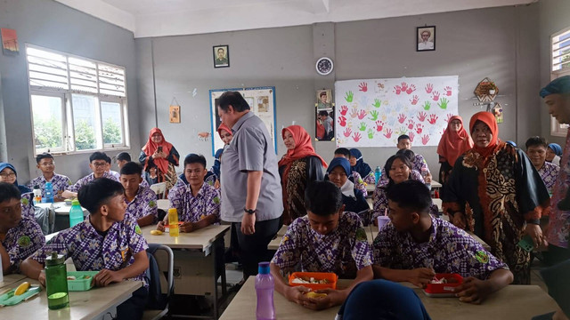 Simulasi makan siang gratis di SMPN Curug 2, Kamis (29/2/2024). Foto: Ave Airiza Gunanto/kumparan
