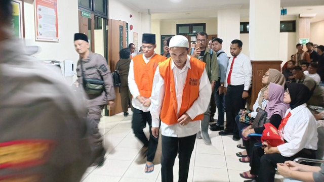 Waliyin (29) dan Ridduan (38) divonis hukuman mati oleh majelis hakim Pengadilan Negeri Sleman, Kamis (29/2). Keduanya adalah terdakwa pembunuhan dan mutilasi mahasiswa Universitas Muhammadiyah Yogyakarta (UMY) Redho Tri Agustian (20). Foto: Arfiansyah Panji Purnandaru/kumparan