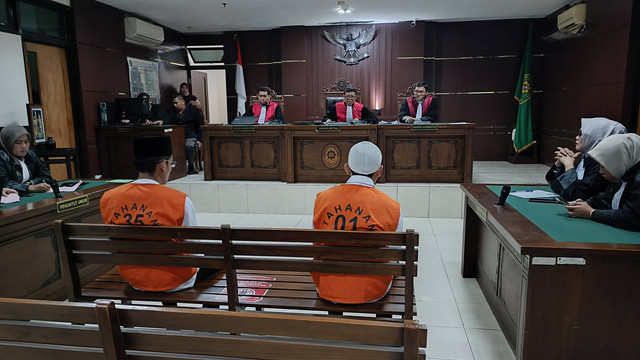 Waliyin (29) dan Ridduan (38) divonis hukuman mati oleh majelis hakim Pengadilan Negeri Sleman, Kamis (29/2). Keduanya adalah terdakwa pembunuhan dan mutilasi mahasiswa Universitas Muhammadiyah Yogyakarta (UMY) Redho Tri Agustian (20). Foto: Arfiansyah Panji Purnandaru/kumparan