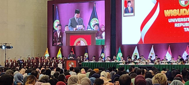 Menteri Pertahanan sekaligus Ketua Yayasan Universitas Kebangsaan Republik Indonesia (UKRI), Prabowo Subianto, saat menghadiri wisuda UKRI pada Kamis (29/2/2024). Foto: Rachmadi Rasyad/kumparan