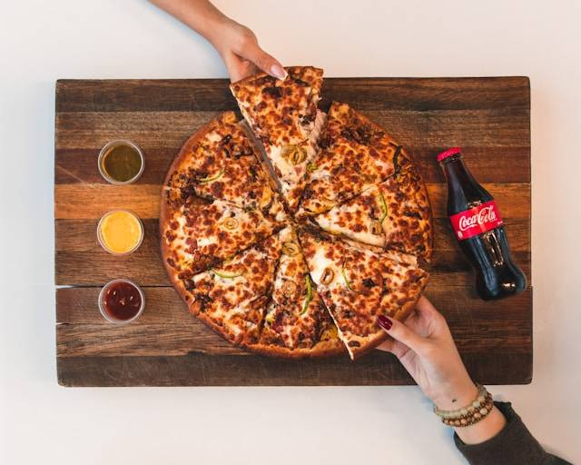 Pizza Place Dago Bawah. Foto hanya ilustrasi. Bukan tempat yang sebenarnya. Sumber foto: Unsplash/Mahyar