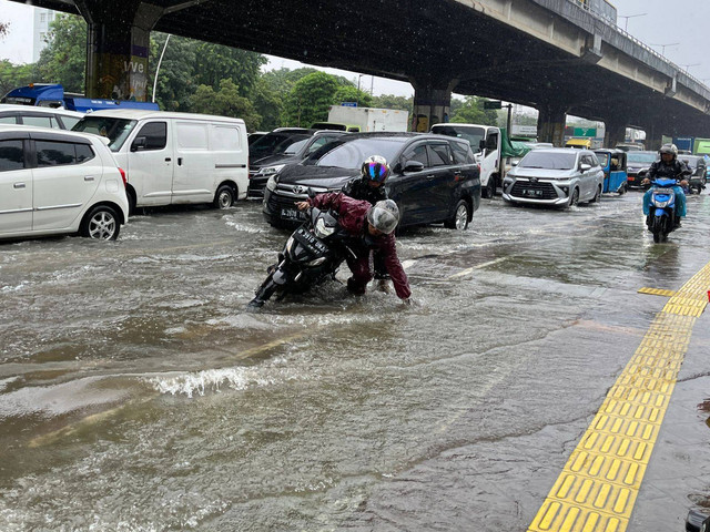Banjir di kawasan Kelapa Gading Jakarta Utara. Foto: Haya Syahira/kumparan