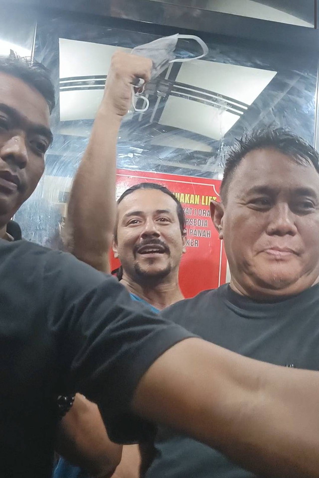 Senyum Ghatan Saleh usai ditetapkan sebagai tersangka penembakan, di Polres Jakarta Timur, Kamis (29/2/2024). Foto: Giovanni/kumparan