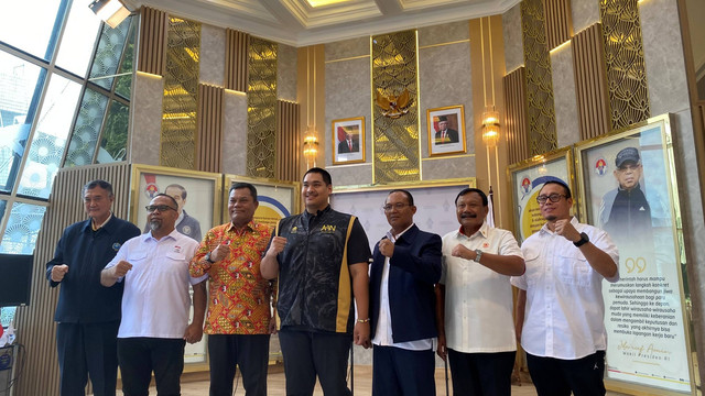 Menpora Dito Ariotedjo dengan perwakilan PB Podsi dan PB Perbakin di Kantor Kemenpora, Jakarta, Kamis (29/2/2024). Foto: Soni Insan Bagus/kumparan