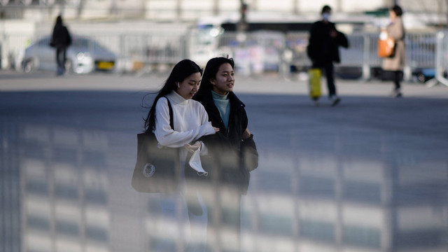 Ilustrasi ibu dan perempuan pekerja di Korsel. Foto: Anthony Wallace / AFP