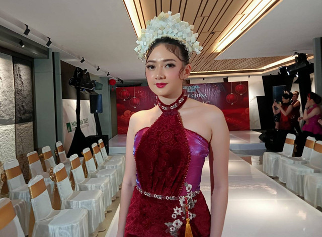 Hiasan rambut berupa mahkota berwarna putih yang terbuat dari mozaik keramik. Foto: Masruroh/Basra