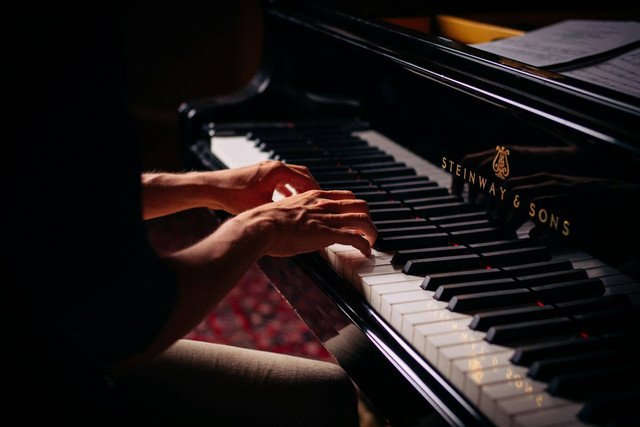 Konser Yiruma Jakarta 2024. Foto hanya ilustrasi, bukan tempat sebenarnya. Sumber: Unsplash/Claude Gabriel