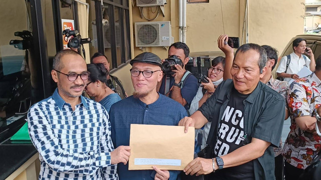 Koalisi Masyarakat Sipil Antikorupsi tiba di Mabes Polri untuk menyurati Kapolri agar memperhatikan penanganan perkara Firli Bahuri dan mendesak percepatan penahanan Firli Bahuri, Jumat (1/3). Foto: Fadhil Pramudya/kumparan