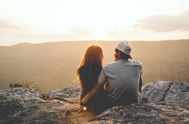 Bahasa Tubuh Pria Tertarik pada Wanita. Foto Hanya Ilustrasi. Sumber Foto: Unsplash.com/Cody Black