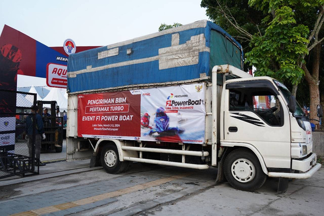 Pertamina mendukung suplai BBM dan avtur untuk Pertamina Grand Prix F1 Powerboat di Danau Toba. Foto: Pertamina