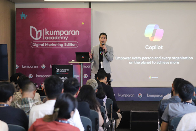 Business Group GTM Lead Modern & Security ASEAN Microsoft Ricky Haryadi dalam talkshow kumparan Academy: Digital Marketing sesi 2 yang bertajuk 'AI & Search: Pushing the Boundaries of Advancements' di Connext Space, Cyber 2 Tower, Jumat (1/3/2024). Foto: Iqbal Firdaus/kumparan