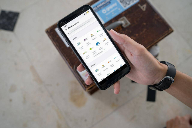Membayar zakat dan donasi melalui aplikasi GoPay. Foto: GoPay