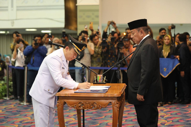 Gubernur Lampung Arinal Djunaidi resmi melantik Marindo Kurniawan sebagai Penjabat (Pj) Bupati Pringsewu. | Foto: Dok Pemprov Lampung
