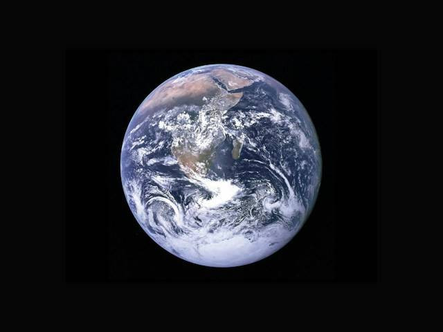 Ilustrasi mengapa ada siang dan malam. Sumber: unsplash.com/NASA.