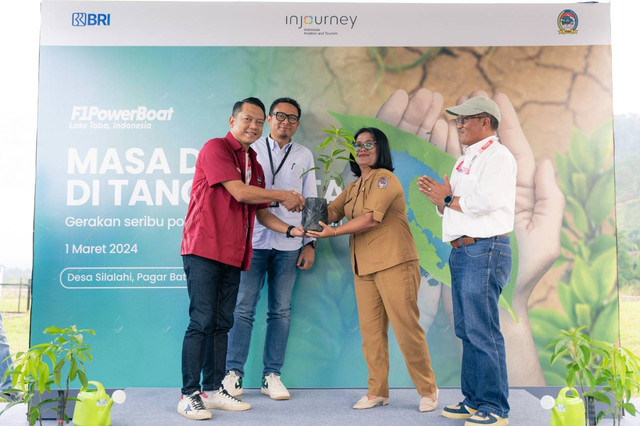 Kolaborasi InJourney dan BRI dalam aksi penanaman pohon di pesisir Danau Toba jelang F1Powerboat 2024. Foto: Dok. InJourney