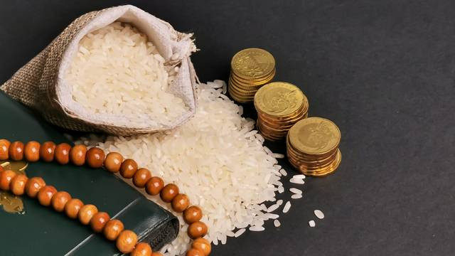 Ilustrasi membayar fidyah. Kanwil Kemenag Kalbar telah menetapkan besaran Fidyah tahun ini sebesar Rp 30.000 per hari. Foto: Shutter Stock