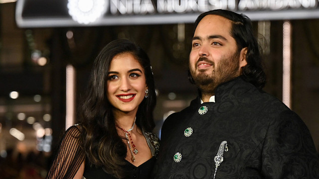 Anant Ambani (kanan), putra pengusaha India Mukesh Dhirubhai Amani, dan istrinya Radhika Merchant berpose saat peresmian Pusat Kebudayaan Nita Mukesh Ambani (NMACC) di Jio World Center (JWC) di Mumbai. Foto: Sujit Jaiswal / AFP